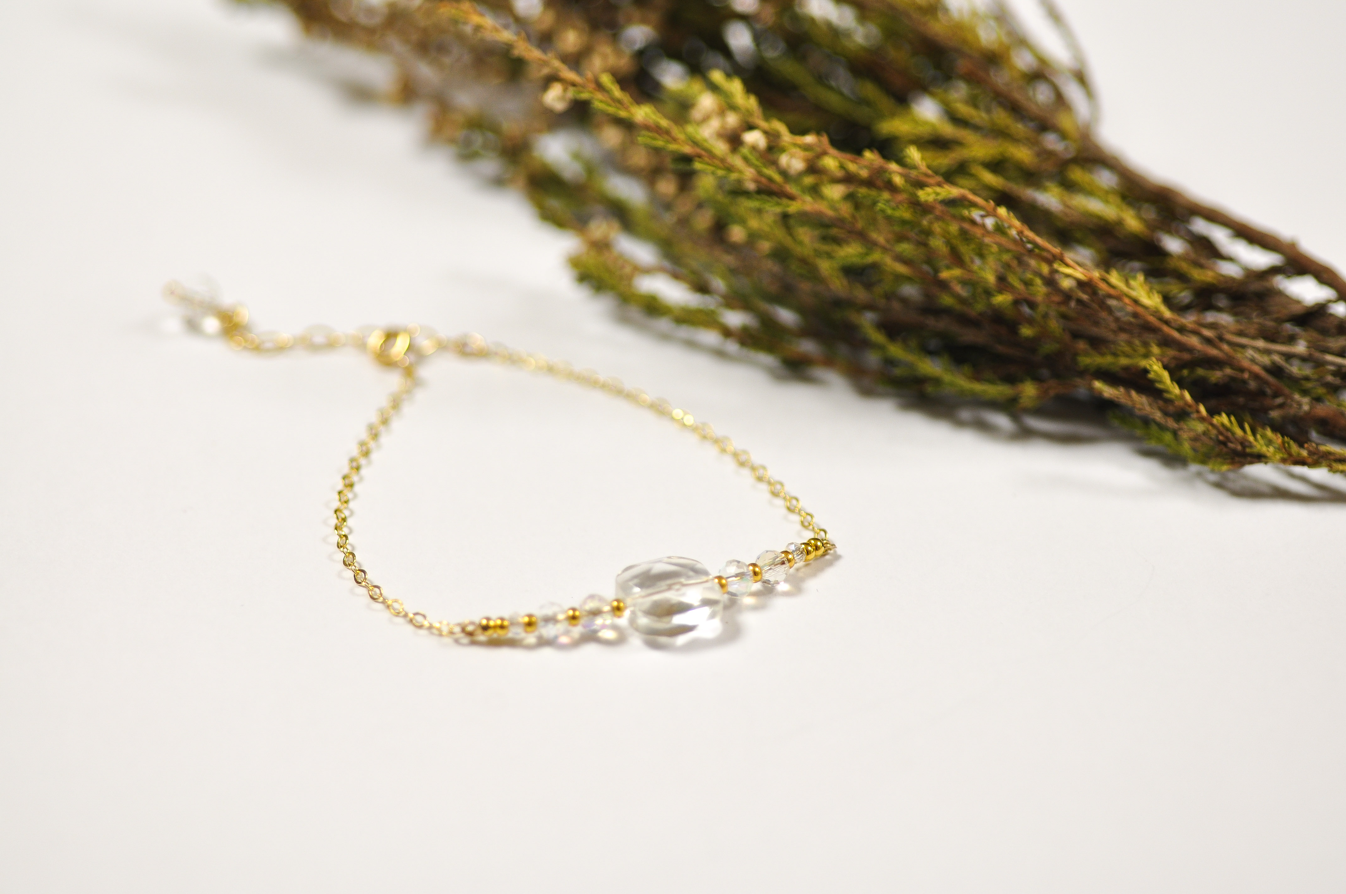 Marie Gonon bijoux bohème chic Saint-Etienne Loire - bracelet en gold filled et perles blanches ou transparentes