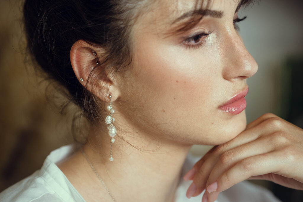Marie Gonon bijoux bohème chic Saint-Etienne Loire - boucles d'oreilles en argent massif et perles de culture d'eau douce - photographe noémie nirat
