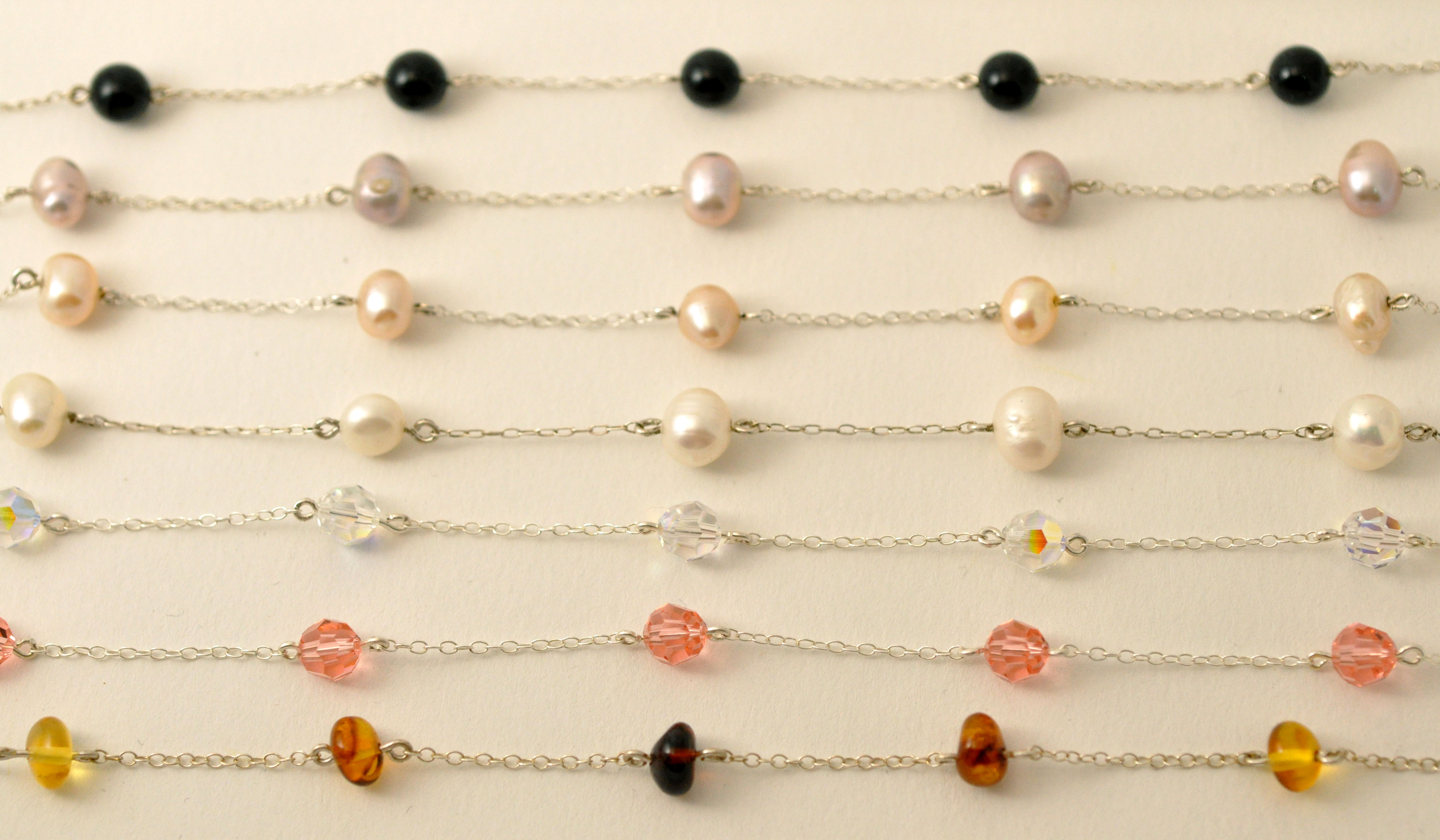 Marie Gonon bijoux bohème chic Saint-Etienne Loire - nombreux bracelets en argent massif et diverses perles